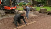 Im Garten von Familie Sonnborn findet die Feinplanung f&uuml;r die neue Terrasse statt.