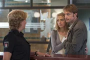 Claudia (Janette Rauch, l.) fragt sich, was der Baustellenleiter Oskar Siebek (Eric Langner, r.) mit der Frau seines Chefs (Nadja Petri, M.) hat?