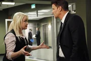 Agent Booth (David Boreanaz) trifft auf Avalon Harmonia (Cyndi Lauper), die die Ermittler mit Hilfe ihrer Tarot-Karten auf die Spur eines mit Leichen gef&uuml;llten Brunnens gef&uuml;hrt hat.