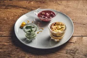 Die Nachspeise: Traditioneller Quarkauflauf mit Kirschkompott und süßem Minze-Pesto. Die Nachspeise: Traditioneller Quarkauflauf mit Kirschkompott und süßem Minze-Pesto.