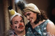 Auf dem Faschingsfest des Ehepaares Soleder sind Traudl (Christine Neubauer) und Karl Grandauer (J&ouml;rg Hube) die ersten G&auml;ste.