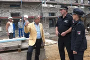 Hans (Bruno F. Apitz, M.) und Franzi (Rhea Harder, r.) ermitteln: Auf der Baustelle von Volker Beermann (Arved Birnbaum, l.) ist Material gestohlen worden.