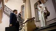 Staatsanwalt Thilo Hinrichs (Sebastian H&uuml;lk) schafft es nicht, Leo (Lavinia Wilson) aus dem Weg zu gehen.