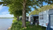 Natur pur in Alt Schwerin beim "Camping am See" - jeder der knapp 200 Stellpl&auml;tze hat Seeblick zu bieten.