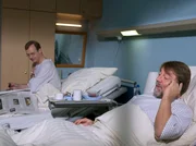 Der Fliesenleger Hans Lambert (J&uuml;rgen von der Lippe, rechts) und der Germanistikprofessor Pommerenke (Arnfried Lerche) haben im Streit einen Unfall gehabt. Die beiden unterschiedlichen Nachbarn sind sich spinnefeind. Doch in der Sachsenklinik m&uuml;ssen die beiden sich ein Zimmer teilen.