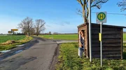 Frust kommt auf, denn der Bus kommt nicht: NDR-Reporter Klaas-Wilhelm Brandenburg mit seinen Eltern an der Haltestelle in Fr&auml;tow.