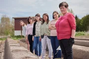 Von vorne: Veronika Rölls Mutter Sieglinde und die Landfrauen Isabella Mereien, Fini Reißaus, Carolin Meyer, Tanja Zeller, Katharina Lerf (verdeckt) und Julia Hausladen bei der Hofführung auf dem Spargelfeld. Von vorne: Veronika Rölls Mutter Sieglinde und die Landfrauen Isabella Mereien, Fini Reißaus, Carolin Meyer, Tanja Zeller, Katharina Lerf (verdeckt) und Julia Hausladen bei der Hofführung auf dem Spargelfeld.