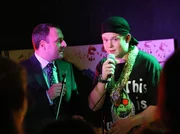 Bruno pr&auml;sentiert den Sponsoren der Schule seinen Song "F&uuml;r Dich".