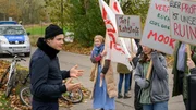 Das Torfterminal von Wismar wird regelm&auml;&szlig;ig von einer Aktivisten-Gruppe belagert, die den Abbau und Import von Torf verhindern m&ouml;chte. Eddi Jansons (Gustavs Gailus, l.) versucht die Demonstrierenden (Komparsen) zu beschwichtigen. Alles bleibt friedlich. Und damit noch kein Fall f&uuml;r die SOKO Wismar.