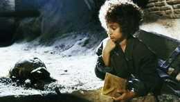 Momo (Radost Bokel) begegnet pl&ouml;tzlich der Schildkr&ouml;te Kassiopeia, von der sie sich in ihrer Verzweiflung leiten l&auml;sst.