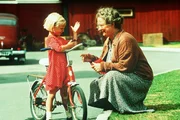 Stolz zeigt Lotta (Grete Havnesk&ouml;ld) Tante Berg (Margreth Weivers) das neue Fahrrad.