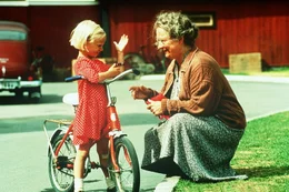 Stolz zeigt Lotta (Grete Havnesk&ouml;ld) Tante Berg (Margreth Weivers) das neue Fahrrad.