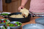 Landfrau Katharina Lerf bereitet die Allgäuer Krautkrapfen zu. Landfrau Katharina Lerf bereitet die Allgäuer Krautkrapfen zu.