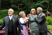 ARD STURM DER LIEBE Folge 1383, W&auml;hrend sich Hildegard (Antje Hagen, 2.v.l.) und Werner (Dirk Galuba, r.) um Charlottes (Mona Seefried, 2.v.r.) Halsverletzung k&uuml;mmern, sucht Alfons (Sepp Schauer, l.) Robert und Eva.