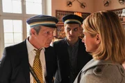 Zwei Generationen einer Burschenschaft: Dieter H&auml;berle (Thomas Bestvater, l.) und Simon Rieger (Nico Ehrenteit, M.) befinden sich in einer Auseinandersetzung mit Martina Seiffert (Astrid M. F&uuml;nderich, r.). Allem Anschein nach haben sie kein gesteigertes Interesse zur Aufkl&auml;rung des Falles beizutragen. Da sto&szlig;en sie aber Frau Martina Seiffert auf Granit.