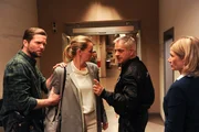 Auf dem Flur des Pr&auml;sidiums kommt es zu einer Auseinandersetzung zwischen Jutta Hoffmeister (Simone Hanselmann, 2.v.l.) und Harry Dressler (Florian Fitz, 2.v.r.). Jo Stoll (Peter Ketnath, l.) versucht Jutta Hoffmeister zur&uuml;ckzuhalten, w&auml;hrend Martina Seiffert (Astrid M. F&uuml;nderich, r.) Harry Dresslers Verhalten beobachtet. Sie hofft, aus seinem Benehmen R&uuml;ckschl&uuml;sse f&uuml;r die weitere Bearbeitung des Falles zu bekommen.