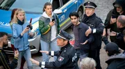 Gibran Hadad (Doguhan Kabadayi, M.) bei seiner Festnahme durch die beiden Polizisten Gerd Wohlers (Josef Heynert, h.M.) und Ron Hartmann (Peter Sikorski, v.M. mit Kompars:innen).