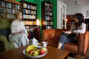 Yvonne Urlach (Franziska Petri, l.) erz&auml;hlt Mina (Jasmin Tabatabai, r.) von ihrem Versuch, ihre Ehe mit einem Wochenendseminar wieder etwas aufzufrischen.