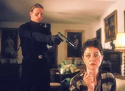 Der Killer Opitz (Hendrik Duryn, li.) hat die Seiten gewechselt und soll nun im Auftrag von Reinhardt Zita Mendez (Despina Pajanou, re.) t&ouml;ten.