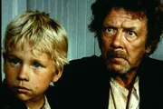 Oskar (Allan Edwall, re.) ist emp&ouml;rt, denn er ist kein Dieb. Auch Rasmus (Erik Lindgren) kann die Beschuldigungen nicht glauben.