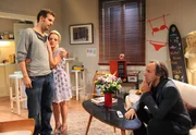 ARD STURM DER LIEBE FOLGE 1387, Curd (Holger Gotha, r.) taucht bei Tanja (Judith Hildebrandt, M.) und Nils (Florian Stadler, l.) auf: Er will sich der Polizei stellen.