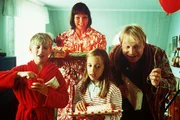 An Lottas f&uuml;nftem Geburtstag wird sie von Bruder Jonas (Martin Andersson), Mama (Beatrice J&auml;ras), Schwester Mia (Linn Gloppestad) und Papa (Claes Malmberg), mit Geschenken und einem Geburtstagslied geweckt.