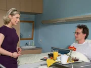 Madeleine Hagen (Alexandra Seefisch) hat sich auf den ersten Blick in Ingo Rottmann (Tobias Schulze) verliebt. Nach ein paar zaghaften, aber von ihm erwiderten Flirtversuchen, geht sie aufs Ganze. Sie überfällt ihn mit Zukunftsplänen, wie Ehe und Kinder. Plötzlich fällt Ingo in Ohnmacht. Madeleine Hagen (Alexandra Seefisch) hat sich auf den ersten Blick in Ingo Rottmann (Tobias Schulze) verliebt. Nach ein paar zaghaften, aber von ihm erwiderten Flirtversuchen, geht sie aufs Ganze. Sie überfällt ihn mit Zukunftsplänen, wie Ehe und Kinder. Plötzlich fällt Ingo in Ohnmacht.