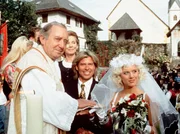 Der Pfarrer (Hans Clarin, links) verheiratet den Kinderarzt Hans Seefellner (Hans Hinterseer) mit der h&uuml;bschen Lisa (Eva Habermann).