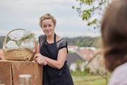 Landfrau Veronika Röll präsentiert den Gruß aus der Küche mit Gastgeschenken. Landfrau Veronika Röll präsentiert den Gruß aus der Küche mit Gastgeschenken.