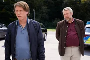 Kommissar Stadler (Dieter Fischer, r.) befragt Karl-Heinz Neuhaus (Martin Spitzweck, l.), den Ehemann des Opfers.