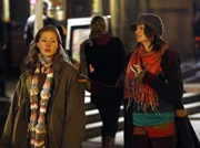 Charlie macht Clara ein verlockendes Angebot: Sie soll mit nach Spanien trampen! Claras Drang nach Freiheit und Abenteuer ist geweckt, doch was wird ihr gro&szlig;er Bruder Alex dazu sagen? (Kimberley Krump, re.; Lena Schneidewind, li.)