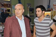 Als die Bank ihm weitere Kredite f&uuml;r die Ausstattung des 'Sp&auml;tkaufs' verwehrt, bleibt Tayfun (Tayfun Baydar, re.) nichts anderes &uuml;brig, als seinen Vater Cem (Orhan G&uuml;ner) um finanzielle Hilfe zu bitten.