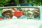 Die Familie macht einen Sonntagsausflug zum Waldsee: Mama (Beatrice J&auml;ras), Mia (Linn Gloppestad), Jonas (Martin Andersson), Lotta (Grete Havnesk&ouml;ld) und Papa (Claes Malmberg).
