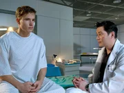 Dr. Philipp Brentano (Thomas Koch, rechts) spricht Mirko Kowalski (Martin Goeres) auf die Entzugserscheinungen an, doch Mirko blockt ihn ab und versichert, keine verbotenen Substanzen zu nehmen.