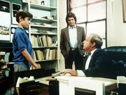 Chris (Jeffrey Davis, l.) wird von Professor Fish (Richard McKenzie, r.) zur Rede gestellt und gibt die Manipulation zu. Jonathan (Michael Landon, M.) steht dem Jungen bei ... Chris (Jeffrey Davis, l.) wird von Professor Fish (Richard McKenzie, r.) zur Rede gestellt und gibt die Manipulation zu. Jonathan (Michael Landon, M.) steht dem Jungen bei ...