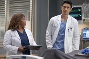 Zufrieden mit ihrem Assistenzarzt: Chandra Wilson als Dr. Miranda Bailey, Harry Shum als Dr. Benson Kwan
