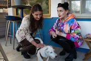 Von links: Rana (Gonca de Haas) und Tina (Anita Eichhorn) sind ratlos, weil Bruni die Leckerchen verschm&auml;ht.
