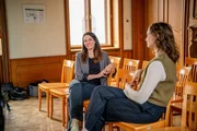 v.li.: Lisa Gadenst&auml;tter mit Marlene Hackl, die Menschen lesen kann und L&uuml;gen sofort erkennt.
