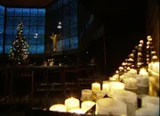 Das Jahr 2004 &ndash; das MoMA kommt und bricht Besucherrekorde, Neuk&ouml;llns B&uuml;rgermeister Heinz Buschkowsky erkl&auml;rt Multi-Kulti f&uuml;r gescheitert und die Tsunami-Katastrophe in S&uuml;dostasien fordert auch Berliner Opfer. Eine Berlin-Chronik der Superlative: F&uuml;nf Jahrzehnte von 1961, dem Jahr des Mauerbaus, bis 2009 als Berlin eine Weltstadt im 21. Jahrhundert ist. - Tsunami 2004: Gedenken auch an die Opfer aus Berlin