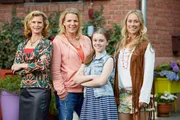 Familie Gumpert (v.l.): Gabriele (Leslie Moltan), Eva (Mirja Boes), Marie (Laurena Marisol Lehrich) und Toni (Sina Tkotsch).
