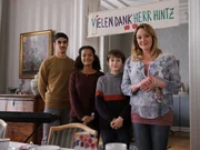 Trixie Kuntze (Alwara H&ouml;fels, r.) und ihre Kinder Murat (Julius Gabriel G&ouml;ze, l.), Afia (Latisha Kohrs, 2.v.l.) und Sean (Lior Kudrjawizki, 2.v.r.) sind Hintz dankbar daf&uuml;r, dass sie bei ihm wohnen k&ouml;nnen.