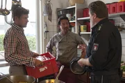 Hans (Bruno F. Apitz, r.) ermittelt im Restaurant von Lars List (Jens Atzorn, l.), in das eingebrochen wurde. Er befragt den Koch (Kolja Kleeberg, M.).