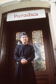 Dorfpfarrer Gustav (Hans Clarin)