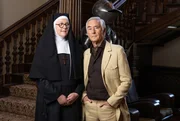 Sister Boniface (Lorna Watson, li.),  Lincoln Leigh Varsey (Denis Lawson, re.)
