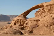 Das Wadi Rum ist eine der spektakul&auml;rsten Sandw&uuml;sten der Arabischen Halbinsel. Sie ist Drehort vieler Science-Fiction-Filme wie zum Beispiel &bdquo;Star Wars&ldquo; oder &bdquo;Dune&ldquo;.