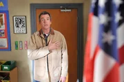 Entgegen aller Erwartungen scheidet Brick beim Buchstabierwettbewerb der Schule aus und will von da an nicht mehr hingehen. Mike (Neil Flynn) redet ihm jedoch gut zu und begleitet ihn sogar in die Schule.