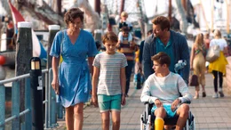 Der zehnj&auml;hrige Sam (Sonny van Utteren, 2. von links) verbringt seine Ferien mit seiner Mutter Mara (Suzan Boogaerdt, links), seinem Vater Gijs (Tjebbo Gerritsma, rechts) und seinem gro&szlig;en Bruder Jore (Julian Ras, sitzend) auf einer niederl&auml;ndischen Insel.