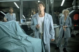 Der egozentrische Wissenschaftler Sebastian Caine (Kevin Bacon, M.) arbeitet mit seinen Kollegen Carter Abbey (Greg Grunberg, r.) und Linda McKay (Elizabeth Shue) im Auftrag der Regierung daran, Menschen unsichtbar zu machen.