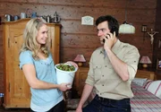 Jacob (Andreas Thiele, r.) ist erstaunt als er erf&auml;hrt, dass Debbie (Lea Marlen Woitack, l.) Gartenarbeit Spa&szlig; macht.
