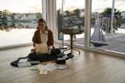 Andrea (Jeanne Tremsal) liest erstmals die Briefe ihrer Mutter, die sie seit ihrer Trennung geschrieben hat.